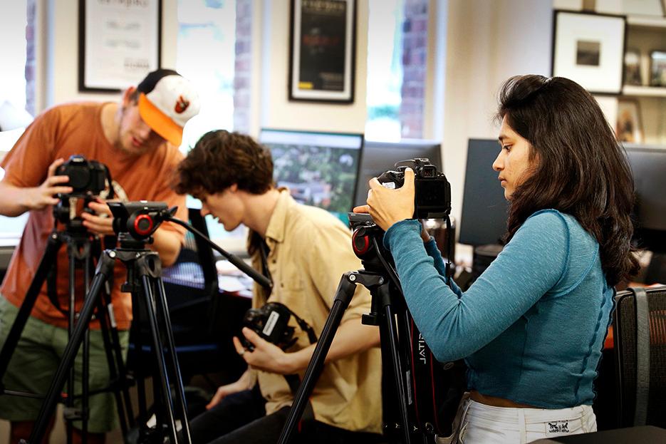 Three students work in the DOCLab with camera equipment during a documentary studies course in 2022年秋季. 